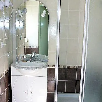 Brit Centre Gare מלון 2*